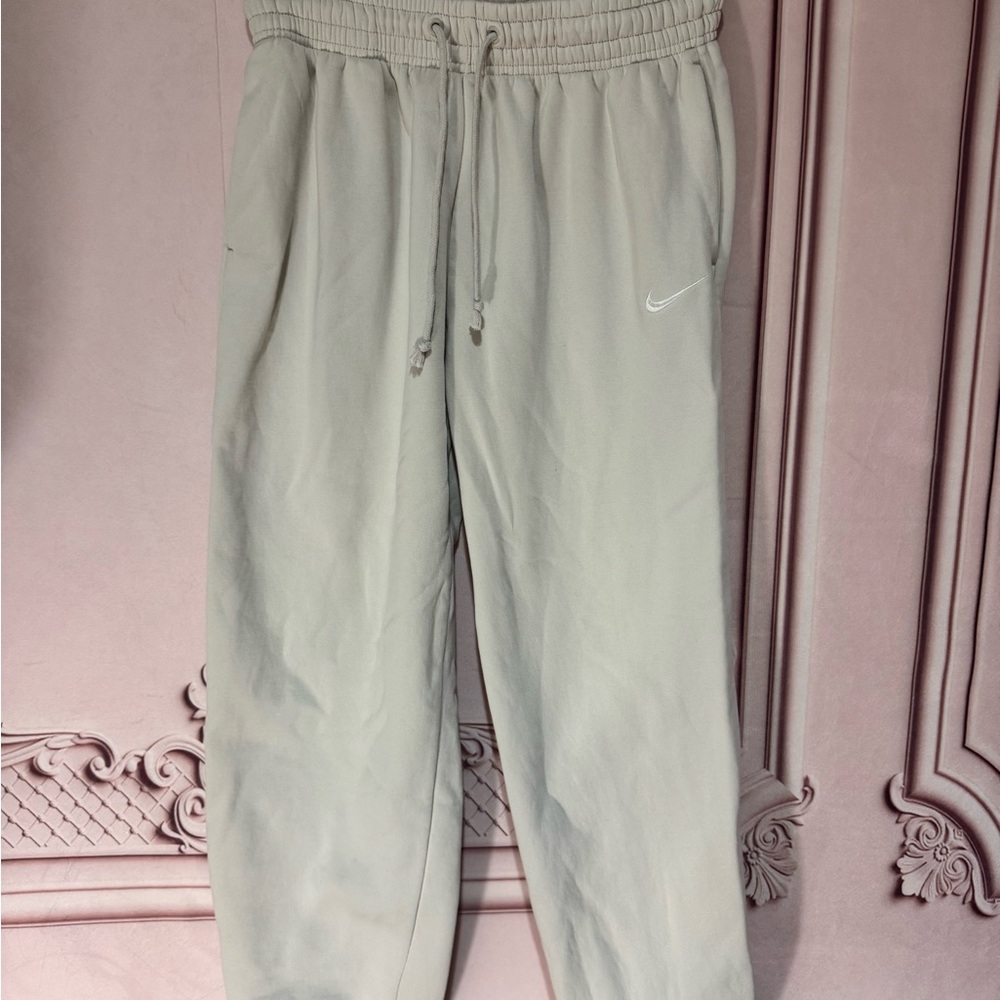 Nike Woman’s Sport Sweatpants Beige Club Fleece Size Small Drawstring Joggers - Picture 3 of 8